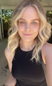 Chantelle Wallace's Instagram, Twitter & Facebook