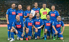 Nel 2021 è successo davvero ed è successo, incredibilmente, in un evento benefico aurora leone era stata ufficialmente convocata, insieme al collega ciro priello, per la partita del cuore, durante la quale avrebbe giocato per la squadra dei campioni per la ricerca e contro la nazionale cantanti. La Nazionale Cantanti E La Vera Squadra Del Cuore