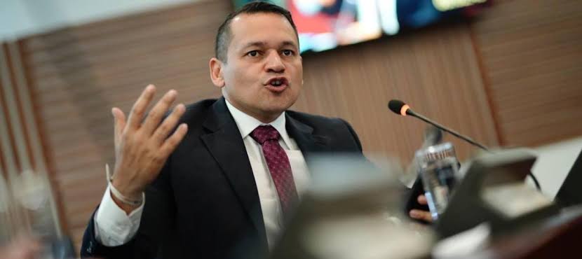 La paz en manos del comisionado Otty Patiño está en peligro': representante Alejandro  Ocampo lanza críticas al funcionario por cambios en proceso de paz urbana  de Buenaventura