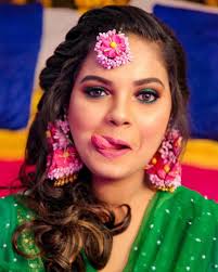 Gorgeous Heena again , for her Mehendi this time in gorgeous green eyes and  pink lips ❤️ . . . MUA : @parulgargmakeup Bride: @heenasharma__ Outfit :  @riccoindia Photography : @rajeshdigital #parulgargmakeup #