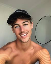 meanwhile @juanospaghettio is manifesting a stress-free week by.. charging  her crystals out in the front yard.. ? 🥴