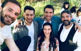 Çekimler bitince dizinin oyuncusu sinan tuzcu imaj yeniledi!i̇şte detaylar! Sen Anlat Karadeniz Den Geriye Kalan Irem Helvacioglu Ile Sinan Tuzcu Dostlugu Oldu Fotograf Unluler Instagram