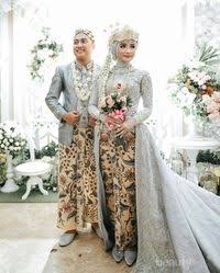 Alasan kenapa baju pengantin jawa berwarna hitam padahal gaun pernikahan jawa, contoh model kebaya pengantin. Baju Pengantin Adat Jawa Berjilbab Greatnesia