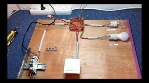 Cele doua arme se introduce cu mana sub incrusisare, se rasucesc odata cu mana si apoi cu. IntreupÄtor Dublu Pentru Circuite Separate Youtube