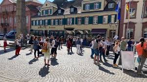 Vom zob offenburg am ostausgang des bahnhofes offenburg fahren die busse der linie s7 (richtung auferstehungskirche) und der bus s2 (richtung altenburger allee). 200 Teilnehmer Bei Offenburger Demo Gegen Corona Einschrankungen Baden Online Nachrichten Der Ortenau Offenburger Tageblatt