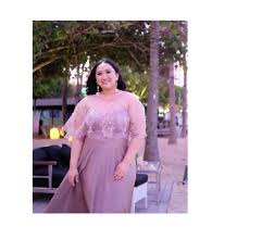 Model baju dengan bawahan celana jeans. 33 Inspirasi Gaun Pesta Untuk Perempuan Bertubuh Curvy Updated 2020 Bukareview