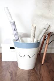 Heute Gibt Es Einen Neuen Ikea Hack Ich Zeige Euch Wie Ihr Aus Einem Langweiligen Mulleimer Einen Hubschen Geschenkpapierhalter Bas Ikea Hack Ikea Papierkorb