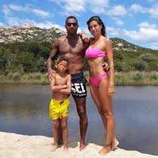 Emanuele insegna inoltre ritrattistica a carboncino, in una scuola serale. Melissa Satta E Kevin Prince Boateng Vacanze In Famiglia Con Maddox Gossip