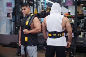 How Tight Should A Weightlifting Belt Be? [Full Guide & Tips!]