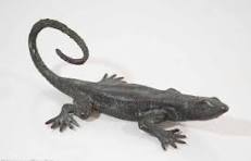 Hermoso lagarto de bronce japonés vintage o dragón de ...