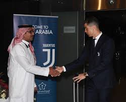 هو لاعب كرة قدم برتغالي يلعب في مركز الهجوم مع نادي يوفنتوس في الدوري الإيطالي و‌منتخب البرتغال لكرة القدم. Ø§Ù„Ù„Ù‚Ø·Ø§Øª Ø§Ù„Ø£ÙˆÙ„Ù‰ Ù„ÙˆØµÙˆÙ„ ÙƒØ±ÙŠØ³ØªÙŠØ§Ù†Ùˆ Ø±ÙˆÙ†Ø§Ù„Ø¯Ùˆ Ø¥Ù„Ù‰ Ø§Ù„Ø³Ø¹ÙˆØ¯ÙŠØ© Cnn Arabic