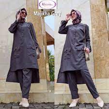 Misalnya blouse polos dengan celana atau pants dan juga hijab bermotif ditambah dengan flat shoes dan sedikit aksen aksesoris yang tidak berlebihan misalnya kalung dan jam. Model Baju Kerja Wanita Hijab Terbaru 2021 Gamis Kantoran
