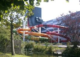 Het waterpark ligt op hetzelfde domein waar zich ook het attractiepark plopsaland de panne en het plopsa theater bevindt. Plopsaqua Freizeitparkcheck