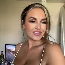 Laura Dewart (@lauradewart)