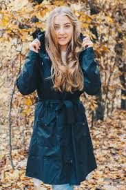 Entspricht die rains regenjacke damen der qualitätsstufe, die ich als käufer in dieser preisklasse erwarten kann? Outfit Die Nachhaltige Regenjacke In Trenchcoat Optik Rains