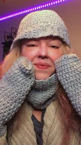 Ensemble d'hiver au crochet, bob et mitaines assorties dans un gris  scintillant doux, ensemble d'accessoires d'hiver pour elle, cadeau au  crochet pour maman enseignante