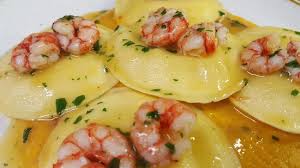 Che ne dici di una buona vellutata di zucca e gamberi? Ravioli Ripieni Di Ricotta Di Bufala Su Vellutata Di Zucca E Gamberi Picture Of Ristorante Accento Sorrento Tripadvisor