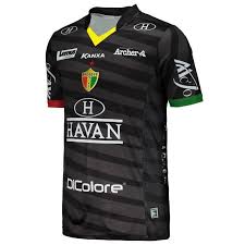 No peito, são colocadas faixas nas cores, verde, amarela e vermelha, com efeito de transição. Camisa Kanxa Brusque I 2017 Com Numero Futfanatics