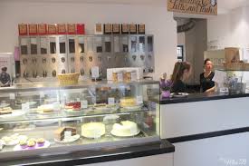 In berlin gibt es vom blechkuchen bis zur sahnetorte alles für den genuss. Wir Probieren Alle Kuchen Unterwegs Im Barcomi S In Berlin
