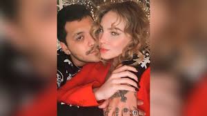 Como suele hacerlo con cada cosa y persona que se viraliza, la piñatería ramírez, de reynosa, tamaulipas, ya lanzó la pareja de piñatas dedicadas a belinda y christian nodal. Christian Nodal Y Belinda Enamorados Usan La Misma Ropa