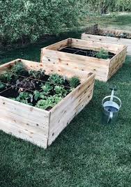 On Le Sait Tous Jardiner N Est Plus Une Activite De Subsistance Comme Autrefois Mais Davantage Un Mome Jardin En Carre Carre Potager Comment Faire Un Potager