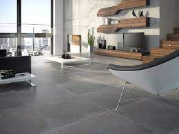 Moderne, la nuance anthracite est égayée par les chaises vertes, la moquette blanche et le grand tableau d'art contemporain blanc et noir. Le Carrelage Fait Le Mur Elle Decoration