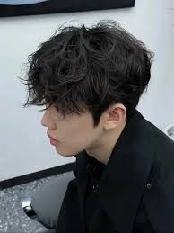 动漫烫这是一款自然蓬松卷度较大的发型适合头发稍长一些再- 抖音