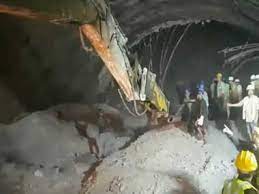 Uttarakhand Tunnel Collapse: उत्तराखंड सुरंग हादसे में फंसे लोगों को  निकालने के लिए रेस्क्यू ऑपरेशन जारी पीएम नरेंद्र मोदी ने सीएम पुष्कर सिंह  धामी से ...
