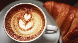 La preparazione del caffè deve essere un capolavoro. La Colazione All Italiana Cultura Caffe E Cornetto Aef Firenze