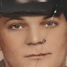 Tom Bee's Instagram, Twitter & Facebook