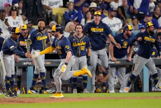 MLBenSala ⚾️ ¡LOS CERVECEROS TOMAN EL CONTROL DE LA SERIE! 🍺 Los Cerveceros de Milwaukee se colocan arriba 2-0 en la serie frente a los Dodgers de Los Ángeles: