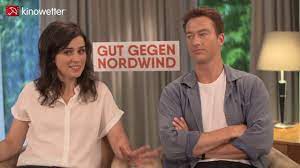 Dieses roboterhafte verhalten soll ein ausdruck von herzlichkeit sein? Interview Nora Tschirner Alexander Fehling Gut Gegen Nordwind Youtube