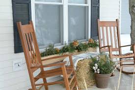 Keeping your front entry free of clutter makes a great first impression for your guest. 16 Best Winter Porch Decorating Ideas