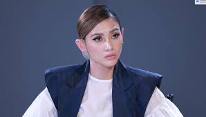 Tiếp đó, vào năm 2008 cô chính thức bước chân vào làng mẫu việt với giải thưởng cao quý: Vo Hoang Yáº¿n Nháº­n Cai Káº¿t Ä'áº¯ng Khi Lien Tá»¥c Má»‰a Mai Minh Háº±ng Bao Dan Tri