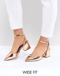 Además, la tienda asos online es un paraíso de ofertas y cupnes descuentos que te harán disfrutar de la ropa asos y de otros productos a grandes precios. Zapatos De Tacon Medio Con Horma Ancha Scarlette De Asos Zapatos De Tacon Medio Zapatos De Novia Zapatos Dorados Fiesta