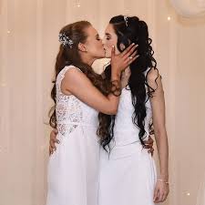 The actress, 34, is engaged to longtime boyfriend louis diame. Hochzeit In Nordirland Das Erste Homosexuelle Paar Hat Geheiratet Gala De