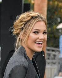 Sabrina carpenter news, gossip, photos of sabrina carpenter, biography, sabrina carpenter sabrina carpenter is a 21 year old american singer. Hair Panosundaki Pin