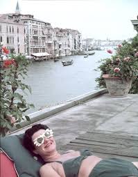 17 Quirky Cool Icons Of Eyewear From Peggy Guggenheim To Barbra Streisand Peggy Guggenheim Guggenheim Art Collection