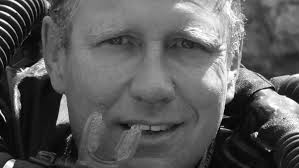 Após resgate heroico na Tailândia, médico australiano é informado sobre  morte do pai