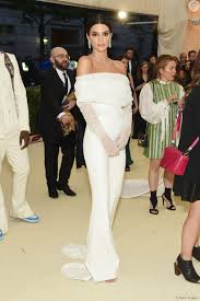 Kim kardashian hizo girar cabezas con un sensual vestido dorado de versace en la met gala 2018. Para O Met Gala 2018 Kendall Jenner Irma De Kim Kardashian Usou Um Macacao Brando Branco Do Estilista Virgil Abloh Purepeople