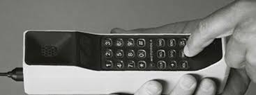 Imagina isso acontecendo com um nokia tijolao (i.redd.it). Ha 30 Anos Era Lancado O Primeiro Celular Do Mundo Tecmundo