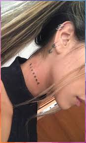Untitled Untitled In 2020 Nacken Tatowierung Tatowierungen Hals Tattoo Frauen