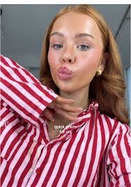 Holly Owen's Instagram, Twitter & Facebook