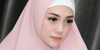 Haico van der veken dan rangga azof. Cantik Berhijab 3 Artis Ini Sering Disangka Sudah Mualaf Dream Co Id