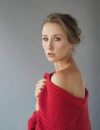 Here's what the cast looks like, from queen elizabeth and prince philip to prince charles and camilla parker bowles. Erin Doherty Talks The Crown Season 3 Princess Anne S Voice And Olivia Colman