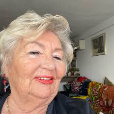 Kerstin Ott ist eine besondere Künstlerin und wir finden es toll, dass sie  so hinter sich selbst steht und ihre Einzigartigkeit gut heißt😍