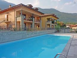 The Beautiful Cozy Casa Barbarossa In Colico Piano Townhouse For Rent House Styles Pool