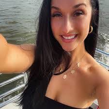 Amber Summers's Instagram, Twitter & Facebook