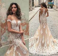 فساتين زفاف باللون البيج مجلة سيدتي فساتين الزفاف معروفة بلونها الأبيض ولكن ه in 2020 champagne wedding dress lace illusion wedding dress lace wedding dress vintage