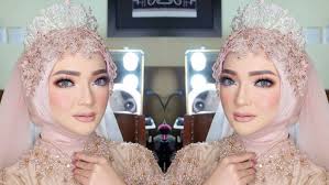 Rambut sang mempelai dimodel ukel besar layaknya bokor mengkureh. 10 Gaya Makeup Untuk Pengantin Hijab Bisa Jadi Inspirasi Kamu Nih Ilmupedia Co Id